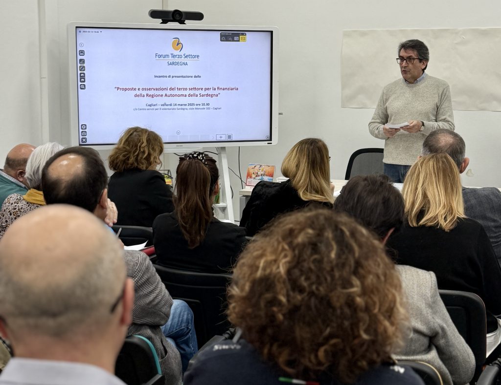 Persona parla davanti a un pubblico in una conferenza del Forum Terzo Settore Sardegna.