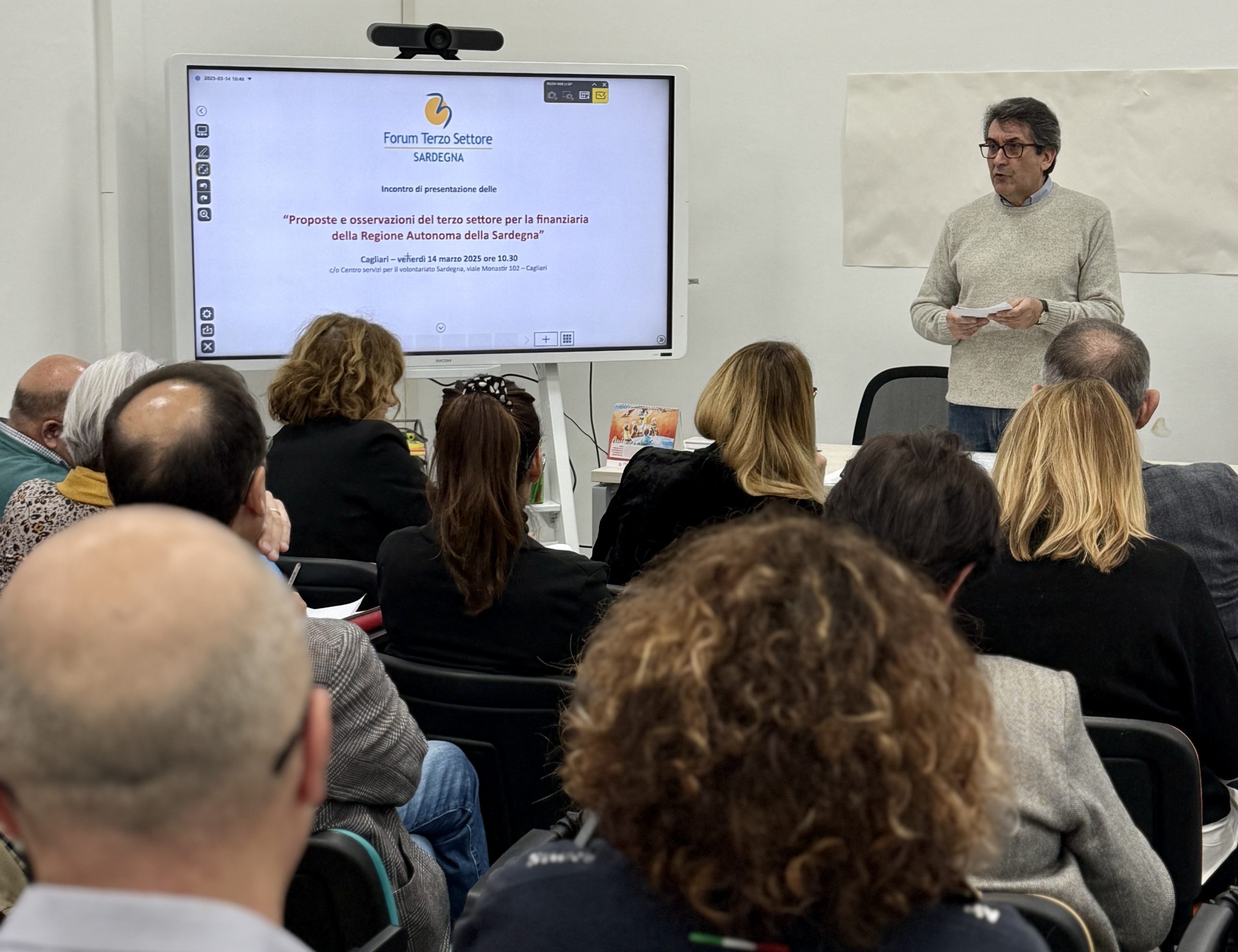 Persona parla davanti a un pubblico in una conferenza del Forum Terzo Settore Sardegna.